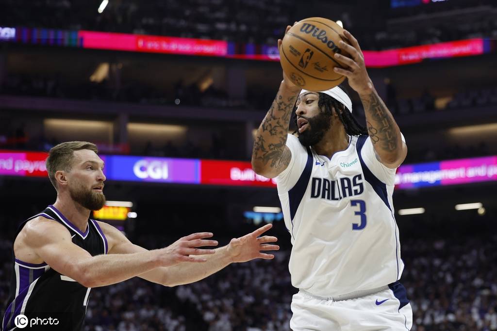 马刺击败爵士，德罗赞独得31分