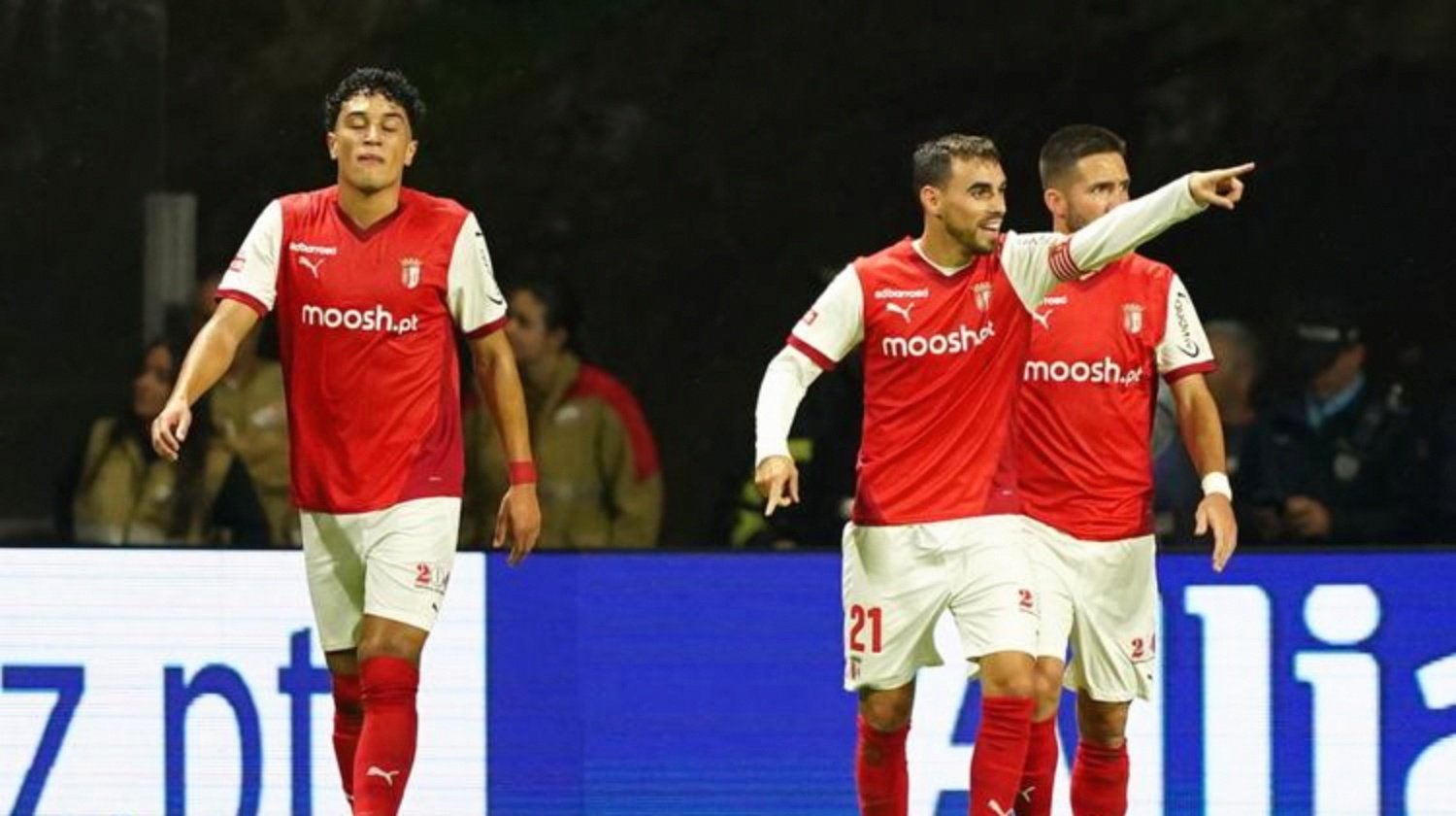 紧张期待！劲旅球队势坚不摧