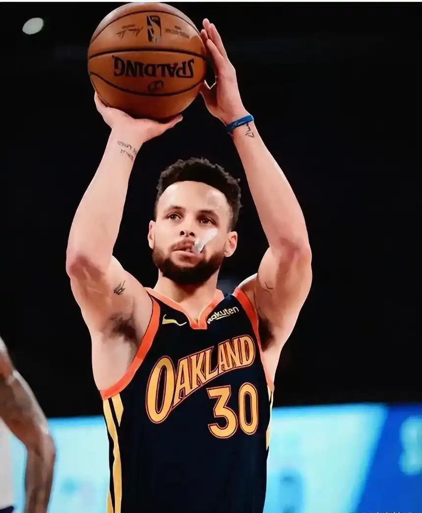 体育明星库里在比赛中表现抢眼，力保球队胜利