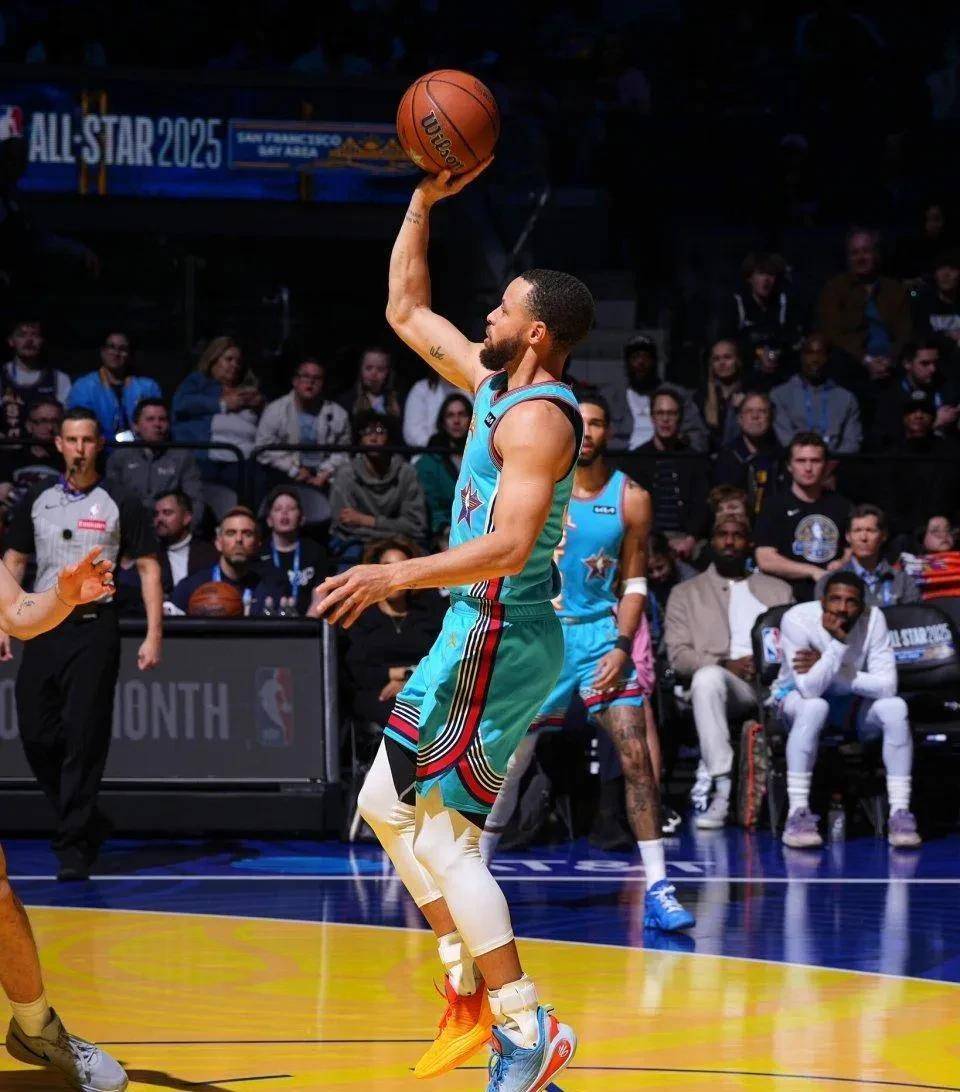 体育明星库里在比赛中表现抢眼，力保球队胜利