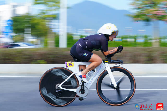 开运体育网页版登录入口-自行车赛道上风驰电掣，选手勇往直前的简单介绍
